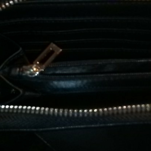 Guess - Picture 3 of 4